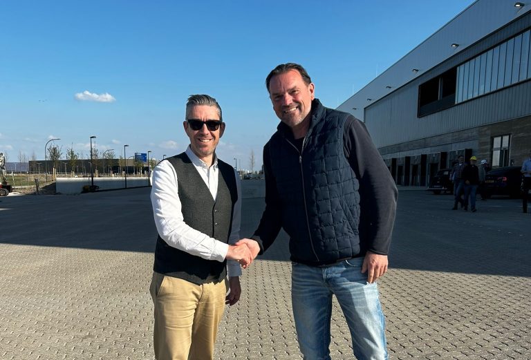 Bjorn Robbens en Edwin Hoogerwerf schudden elkaar de hand